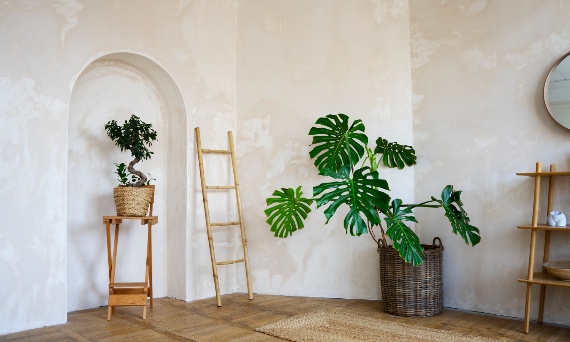 Naturalne materiały we wnętrzach – powrót do drewna, kamienia i rattanu