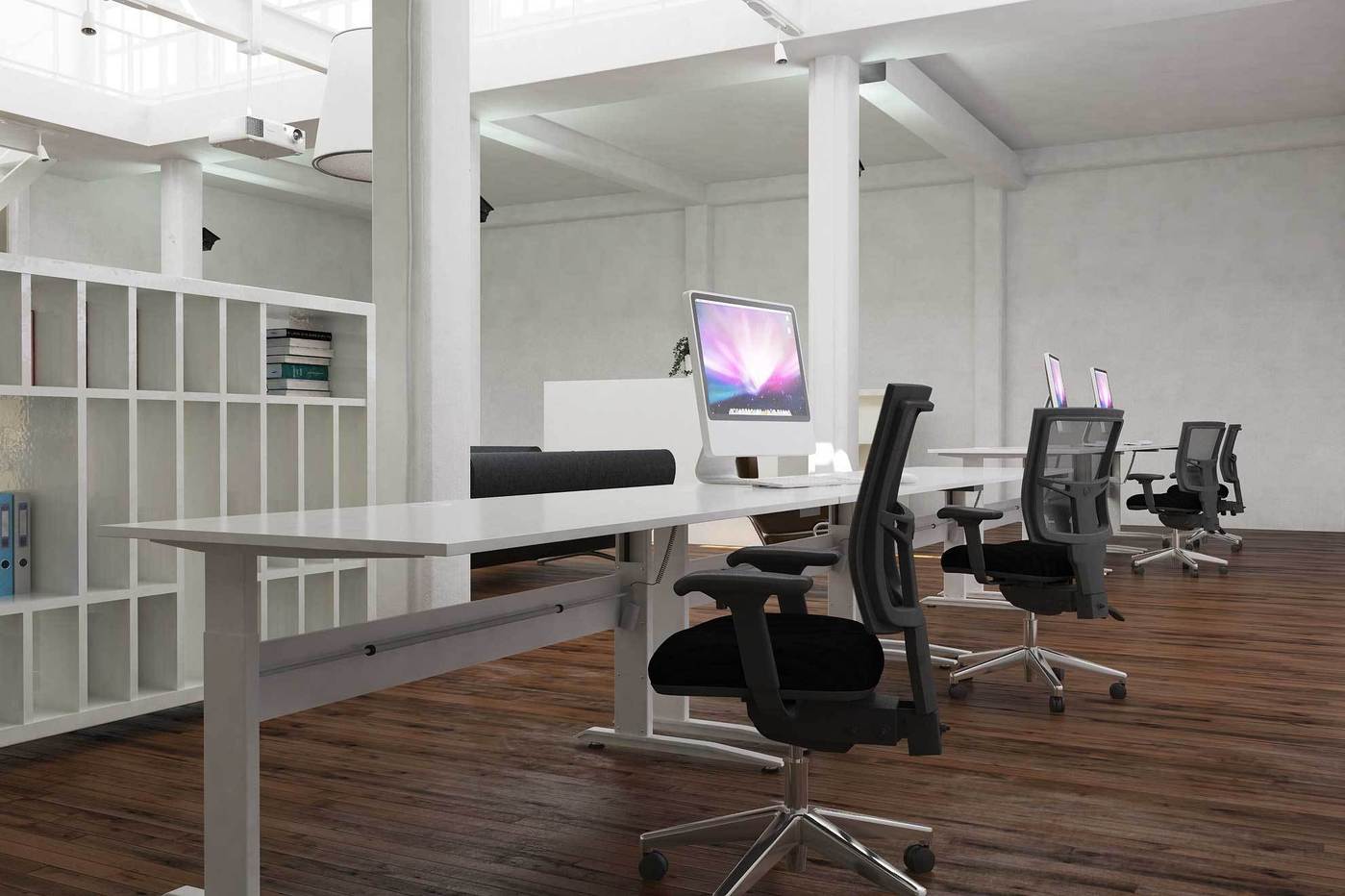 Biurko z regulowaną wysokością blatu 501-15 w kolorze srebrnym wykorzystane w przestrzeni biurowej