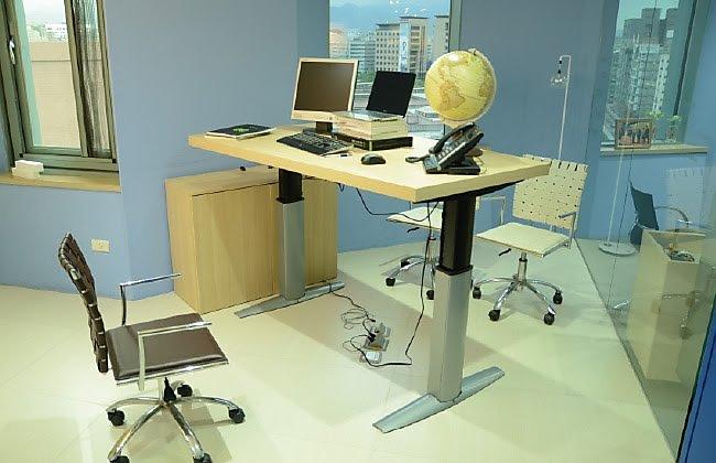 Biurko stojące 501-23 w biurze