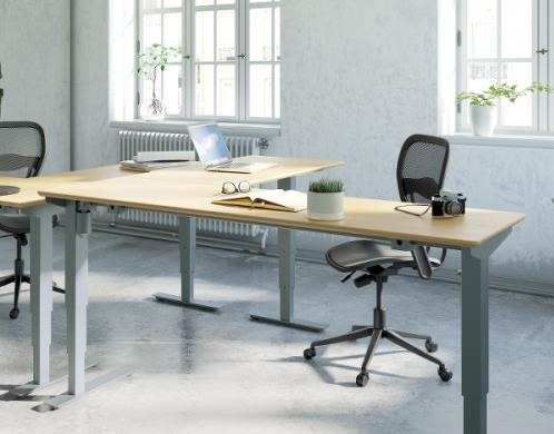 Srebrne narożne biurko regulowane w biurze 501-37