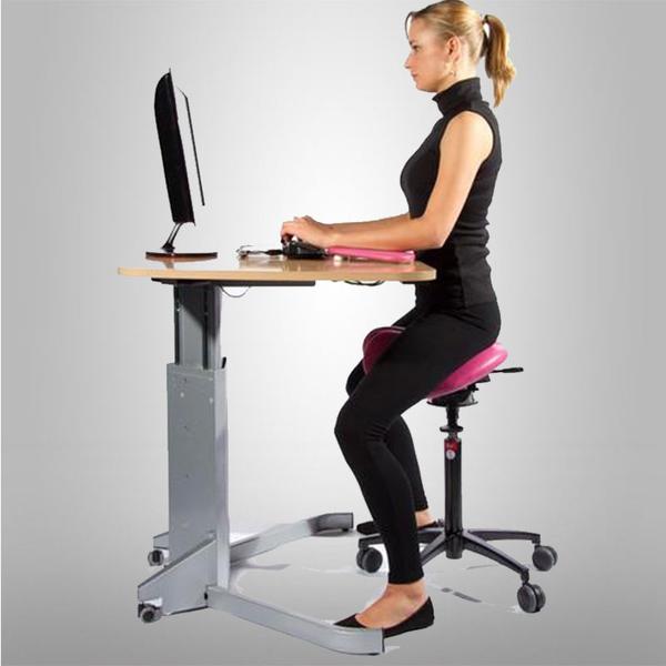 Kobieta siedząca przy biurku z regulacją wysokości na jednej nodze 501-7