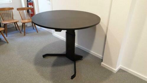 Regulowany stół na jednej nodze z okrągłym blatem